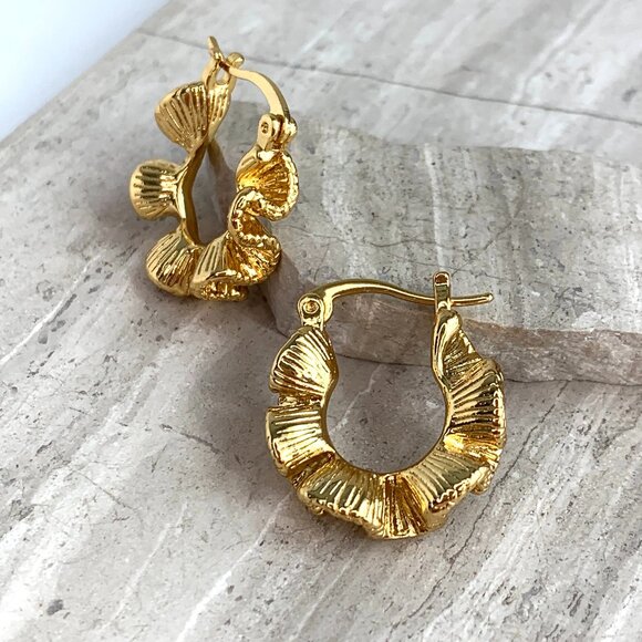 NEW~ Anthropologie Amber Sceats Gold Wave Hoop Earrings - Picture 11 of 11